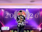 Ketua Yayasan Pondok Karya Pembangunan,(YPKP) Sentani, Drs. Supriyadi, M.Pd saat berphoto dengan memegang piala setelah sekolah SMKS YPKP TIK Sentani meraih penghargaan