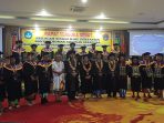 Para dosen berphoto bersama dengan mahasiswa yang diwisuda Angkatan ke-16 akademik 20252026