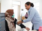 Petugas medis RSUP Jayapura saat memeriksa pasien guna mengetahui keadaan pasien tersebut.(Foto. RSUP Jayapura)