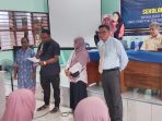 Foto. Perwakilan orangtua calon siswa baru saat membacakan persetujuan tanggungjawab berita acara dari visi dan misi hingga program kerja tahun pelajaran 20262027 Foto. Perwakilan orangtua calon siswa baru saat membacakan persetujuan tanggungjawab berita acara dari visi dan misi hingga program kerja tahun pelajaran 20262027
