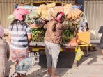 Gerobak keliling menjadi daya tarik ibu rumah tangga dengan harga terjangkau. Gerobak keliling menjadi daya tarik ibu rumah tangga dengan harga terjangkau.