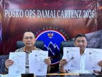 Kasatgas humas didampingi Kasatgas Gakkum Ops damai Cartenz saat menunjukkan 7 pelaku pembunuhan pilot asal Amerika setelah ditetapkan jadi DPO.(Foto. Humas damai cartenz)