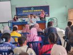 Kepsek SMKS YPKP TIK Sentani saat mensosialisasikan visi dan misi hingga program kerja ke ratusan orang tua calon siswa baru.