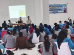Wakil kepala sekolah bidang humas SMKS YPKP TIK Sentani saat membekali siswa PKL diaula sekolah.