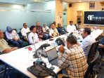 Yanni saat berbicara dengan manajemen Pertamina Regional Maluku –  Papua pada saat melakukan kunjunga bersama pengurus Gerindra Papua. (Foto. Istimewa)