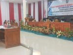 Wabup Jayapura saat membacakan laporan jawaban bupati atas hasil evaluasi dan kebijakan anggaran pembiayaan Banggar DPRK Jayapura.