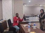 Wakil ketua DPD BMP Papua saat menunjukkan berita hoax pada kegiatan pelatihan jurnalistik yang digelar.