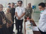 Anggota dewan pengawas BPJS kesehatan saat berbincang-bincang dengan kepala puskesmas Sentani Kota disela-sela kunjungan melihat peserta BPJS kesehatan.