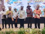 Gubernur Papua didampingi sejumlah kepala daerah dan dewan adat saat membuka konferensi III masyarakat adat dan pemuda I wilayah Mamta – Tabi.