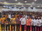 Gubernur Papua sejumlah kepala daerah dan dewan adat berphoto dengan peserta konferensi III masyarakat adat dan pemuda I wilayah Mamta – Tabi.