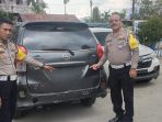 Kasatlantas didampingi Kanit Gakkum Polres Jayapura saat menunjukkan kendaraan yang terjaring operasi patuh dan tidak memiliki plat nomor.