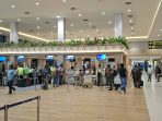 Penumpang pesawat saat melakukan check in di Bandara Sentani. (Foto. Humas Angkasapura Indonesia Sentani)