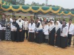 Prosesi photo bersama disela-sela pembukaan makam muslim di kampung Sereh.