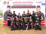 Yanni saat berphoto dengan atlet pencak silat Papua pada Jambore Nasional PPS-SMI 2026 di Bumi Perkemahan Cibubur.